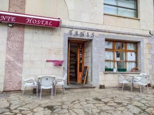 un groupe de chaises et de tables à l'extérieur d'un magasin dans l'établissement TANISHOSTALRESTAURANTE, à Riaño