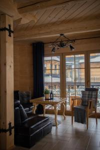 salon ze stołem i krzesłami w obiekcie Domek & Apartament Góralski z Jacuzzi Kościelisko w mieście Kościelisko