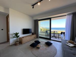 TV a/nebo společenská místnost v ubytování Destino Sea View Villa with private pool