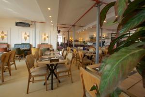 Galata By Boss Hotel في إسطنبول: غرفة طعام مع طاولات وكراسي خشبية