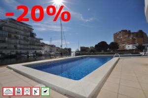 Bazén v ubytovaní 1185 NIRVANA 40 - Apivend Immo alebo v jeho blízkosti