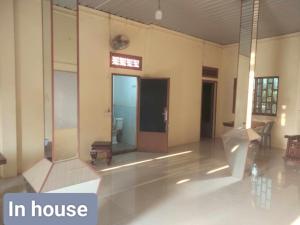 una habitación vacía con una puerta en un edificio en Ratanakiri Lakeside Homestay & Tours, en Banlung