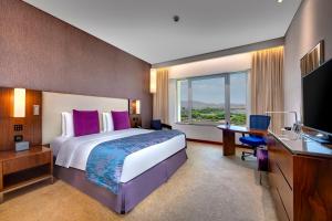 TV o dispositivi per l'intrattenimento presso Crowne Plaza Muscat OCEC by IHG
