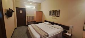 Postel nebo postele na pokoji v ubytování Hotel Swaroop