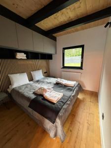 A bed or beds in a room at Czarna Chata II Luxury Resort