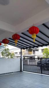 3 parapluies rouges au-dessus d'un bâtiment dans l'établissement Happy Chamang Guest House, à Bentong