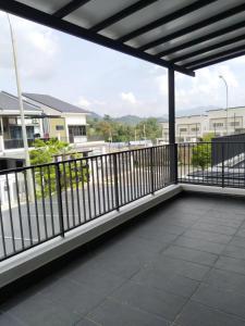 einen Balkon mit Blick auf ein Gebäude in der Unterkunft Happy Chamang Guest House in Bentong