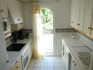 kuchnia ze zlewem i oknem w obiekcie AP191 - Senorio de Capistrano w mieście Nerja