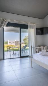Postel nebo postele na pokoji v ubytování Electra BeachFront Suites, Nea Irakleia
