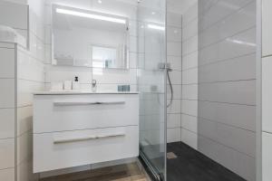 uma casa de banho branca com um lavatório e um espelho em Lovely Apartment City Center Heart - AC em Nice
