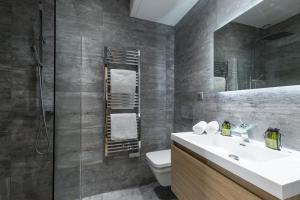 Ванная комната в Brand New 1 Bdr Place du Pin