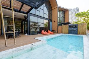 Bazén v ubytování Dojo poolvilla beach resort - private beach villa- nebo v jeho okolí