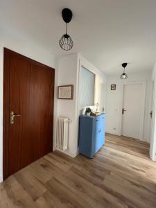 a room with a wooden door and a blue cabinet at Casa Vazan in Laguna Dalga