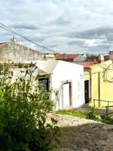 a white building on the side of a street at Casa Pátio Boa Vista 4 in Setúbal