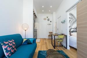 - un salon avec un canapé bleu et une table dans l'établissement Cosy 1 Bdr Place Garibaldi & Place du Pin, à Nice
