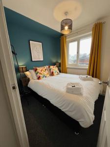 En eller flere senge i et værelse på Harmony House - 4 Doubles, Free Wi-fi, Parking