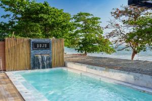 Dojo poolvilla beach resort - private beach villa- tesisinde veya buraya yakın yüzme havuzu
