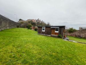 una pequeña casa en medio de un patio verde en Burntisland House, en Burntisland