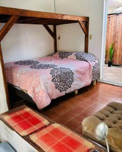 um quarto com uma cama num quarto em Jaguar Studio em Tijuana