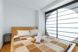 - une chambre avec un lit et une grande fenêtre dans l'établissement Massena Street - 1 Bdr Duplex with AC & Parking, à Nice