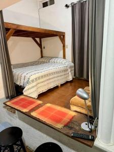 um pequeno quarto com uma cama e uma secretária em Jaguar Studio em Tijuana