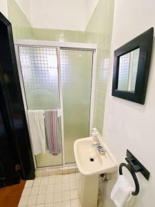 uma casa de banho com um lavatório e um chuveiro em Jaguar Studio em Tijuana