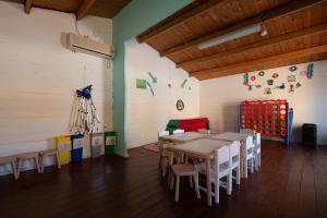 una clase con mesa y sillas en una habitación en Vila Gale Isla Canela, en Isla Canela