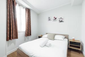 Schlafzimmer mit einem Bett und einem Fenster in der Unterkunft Large 3 Bdr Old Town - AC in Nizza