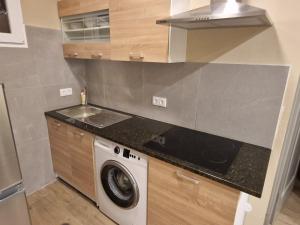 a kitchen with a washer and a washing machine at Apartamento Centro do Mindelo 6 min da praia in Mindelo