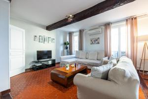 ein Wohnzimmer mit einem Sofa und einem Couchtisch in der Unterkunft Large 3 Bdr Old Town - AC in Nizza