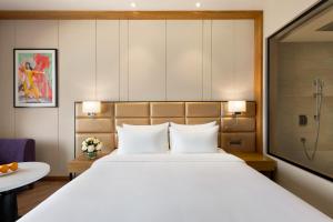 Postel nebo postele na pokoji v ubytování Ramada Encore by Wyndham Amritsar Airport