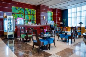 بلازا إن دوحة في الدوحة: مطعم بطاولات وكراسي وبار