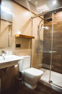 Ferreira Hostal Boutique في كونيل دي لا فرونتيرا: حمام مع مرحاض ومغسلة ودش