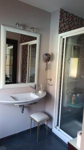 baño con lavabo, espejo y taburete en Habitación en casa cerca de la playa, en Sada