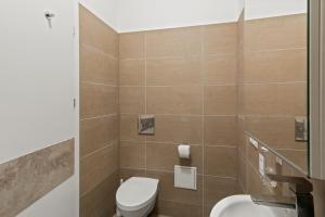 維也納的住宿－StayEasy Apartments Vienna A#2，一间带卫生间和水槽的浴室