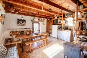 ein Esszimmer mit einem Tisch und einer Küche in der Unterkunft Grand Chalet Vanoise - 12 pers in Saint-André