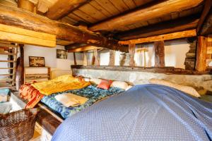 ein Schlafzimmer mit einem Bett in einem Zimmer mit Holzdecken in der Unterkunft Grand Chalet Vanoise - 12 pers in Saint-André