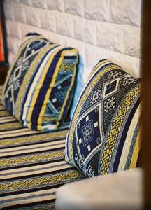 dos corbatas sentadas encima de una cama en Onda Surf en Taghazout