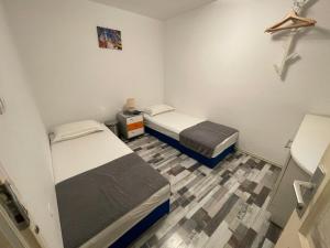 Habitación con 2 camas en una habitación con: en House Gorica, en Šibenik