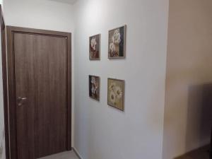 un pasillo con tres cuadros en una pared con una puerta en Soverato con Vista, en Soverato Marina
