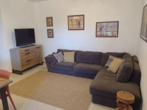sala de estar con sofá y TV en Soverato con Vista, en Soverato Marina