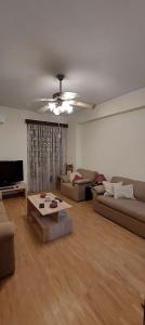 ein Wohnzimmer mit 2 Sofas und einem Tisch in der Unterkunft Alianthos Beach Apartment in Vari
