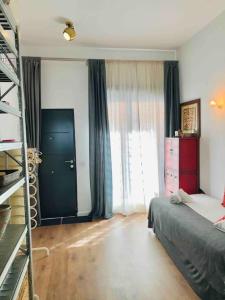 sypialnia z łóżkiem, drabiną i drzwiami w obiekcie 70m2 Loft with Patio only 20mn from Plaza Castilla C2 w Madrycie