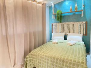 um quarto com uma cama com duas toalhas em Flat Morro Pousada Casa Blanca em Morro de São Paulo