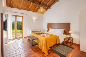 Un dormitorio con una cama grande con una manta amarilla. en Burro Ville by Host Wise, en Portimão