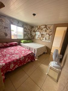 費拉迪聖安娜的住宿－Flats com cozinha，一间带两张床的卧室和卫生间