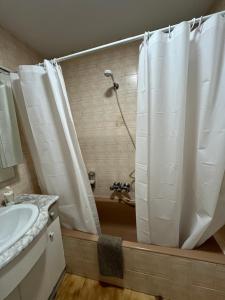 uma casa de banho com um chuveiro e um lavatório. em Casa Vazan 