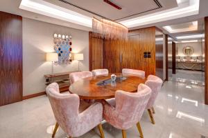 Area soggiorno di Crowne Plaza Muscat OCEC by IHG
