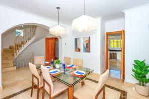 een eetkamer met een glazen tafel en stoelen bij Villa Santo Sol by Villa Plus in Santa Fe de los Boliches