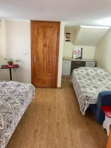 Zimmer mit 2 Betten und einer Holztür in der Unterkunft Квартира in Czernowitz